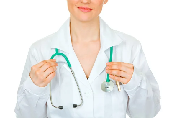 Médecin femme redressant stéthoscope. Gros plan . — Photo