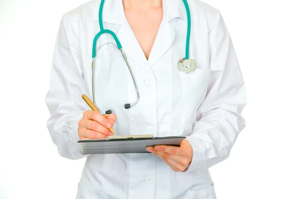 Medische vrouwelijke arts maken van aantekeningen in het document. Close-up. — Stockfoto