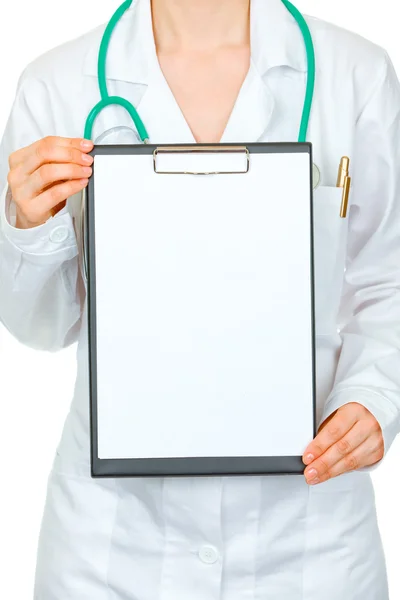 Médico mujer médico sosteniendo portapapeles en blanco en las manos. Primer plano . — Foto de Stock