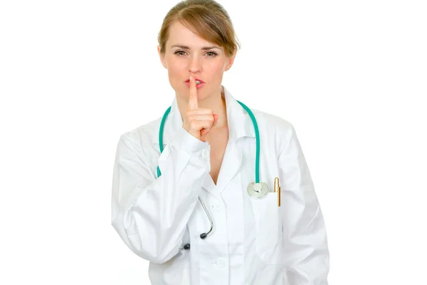 Médecin faisant autorité femme avec doigt à la bouche. Chut geste — Photo