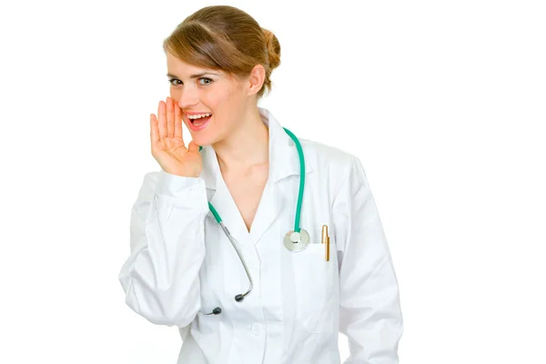 Χαμογελώντας γυναίκα ιατρός που κρατά το χέρι της κοντά σε στόμα και κρυφά έκθεση — Φωτογραφία Αρχείου