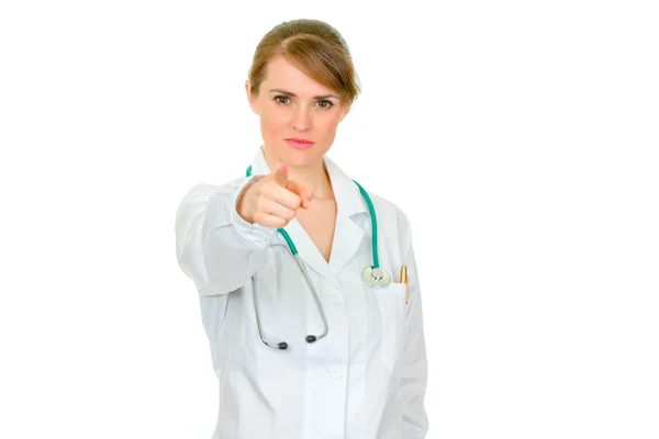 Привлекательная женщина-врач, указывающая в камеру — стоковое фото