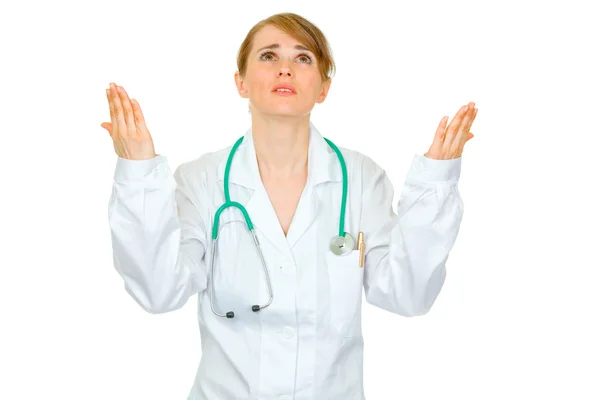 Γυναίκα γιατρός απογοητευμένοι κοιτώντας ψηλά και σηκώνοντας τα χέρια της — Φωτογραφία Αρχείου