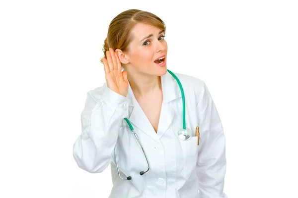 Говори громче! Стрессовая женщина-врач держит за ухо и слушает. — стоковое фото