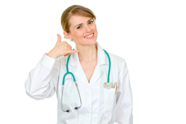 Sorrindo médico feminino mostrando contato gesto — Fotografia de Stock