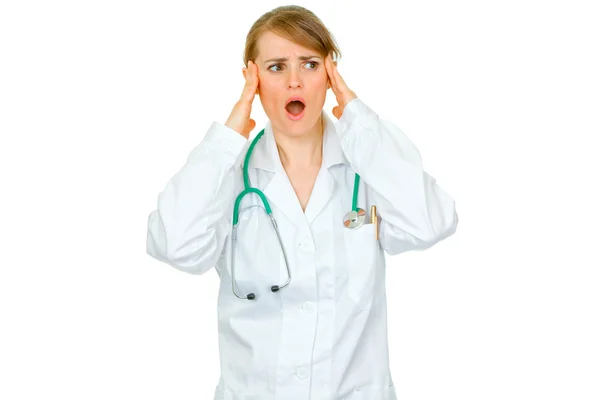 Médico chocado mulher com as mãos na cabeça olhando para o espaço de cópia — Fotografia de Stock