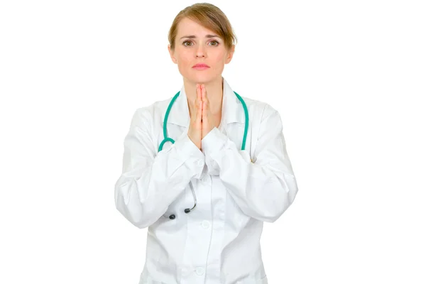 Giovane medico donna pregando per il successo — Foto Stock