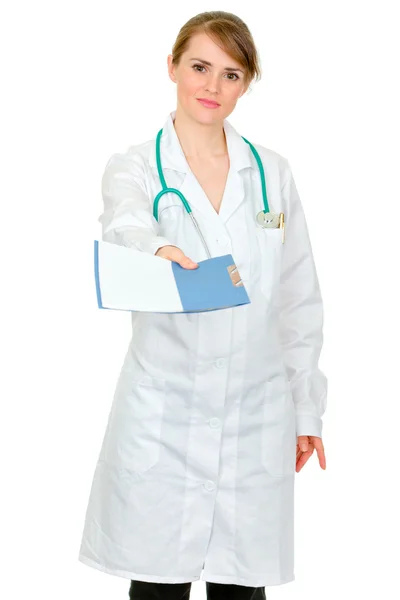 Mulher médica grave dando prontuário médico — Fotografia de Stock