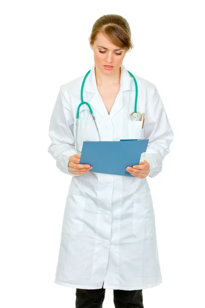 Smiling medical doctor woman holding clipboard — Stock Photo, Image
