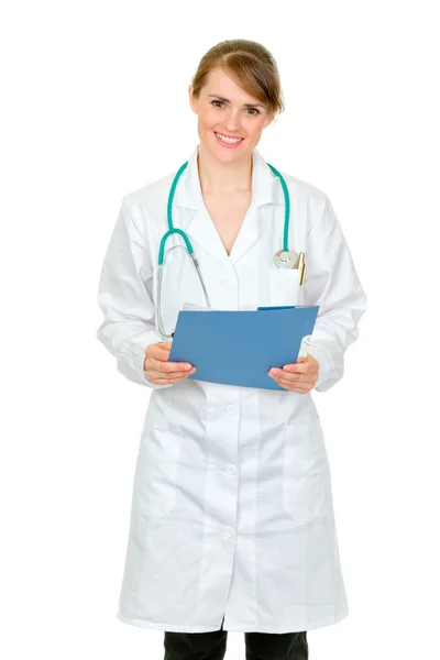 Sonriente médico mujer sosteniendo portapapeles — Foto de Stock