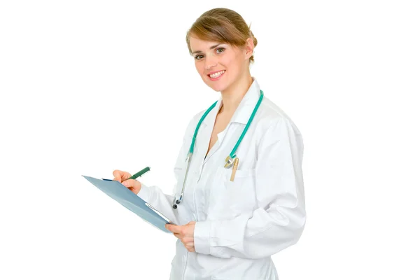 Sorrindo médico mulher segurando prontuário médico e caneta nas mãos — Fotografia de Stock