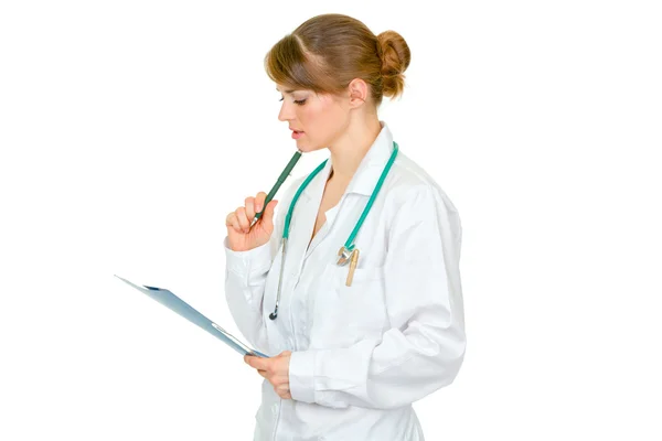 Médica feminina concentrada procurando no prontuário médico — Fotografia de Stock