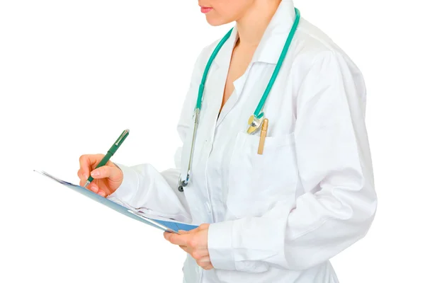 Medische vrouwelijke arts maken van aantekeningen in het document. Close-up. — Stockfoto