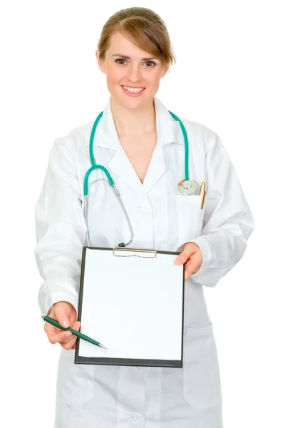 Mujer doctora sonriente con documentos y pluma para su firma —  Fotos de Stock