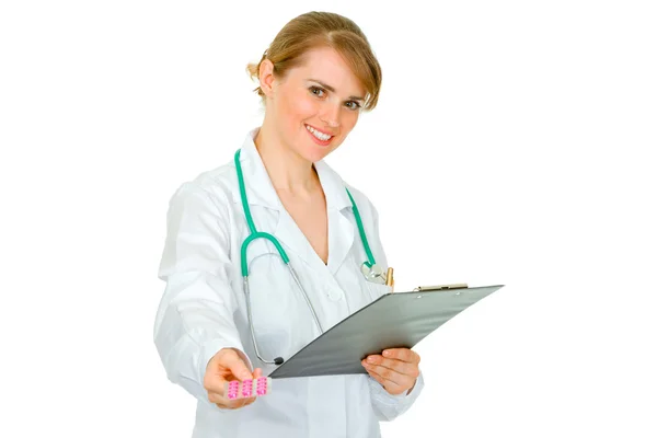 Sonriente médico mujer sosteniendo portapapeles — Foto de Stock