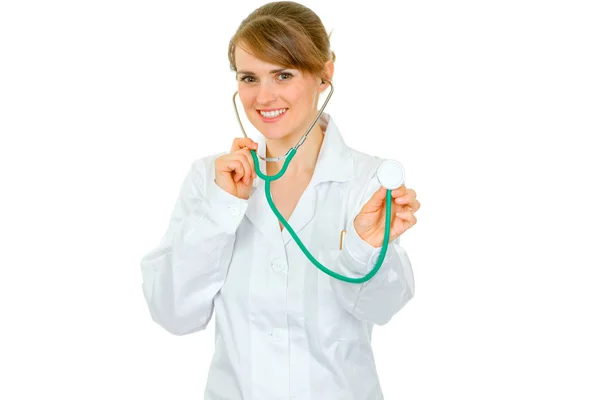 Médica sorrindo médico segurando estetoscópio — Fotografia de Stock