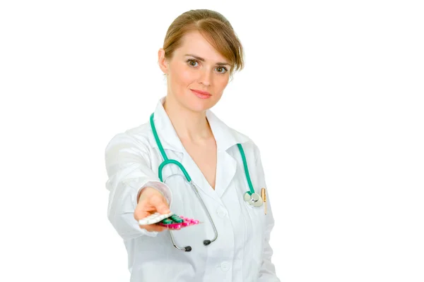 Sorridente medico medico femminile in possesso di confezioni di pillole in mano — Foto Stock