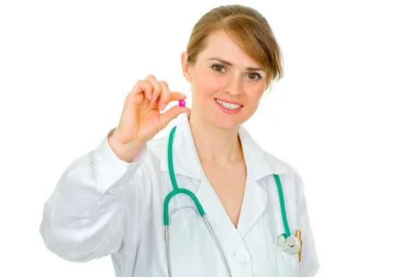 Lachende arts vrouw pil in de hand houden — Stockfoto