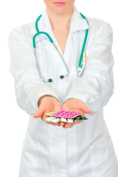 Médicos sosteniendo paquetes de pastillas. Primer plano . —  Fotos de Stock