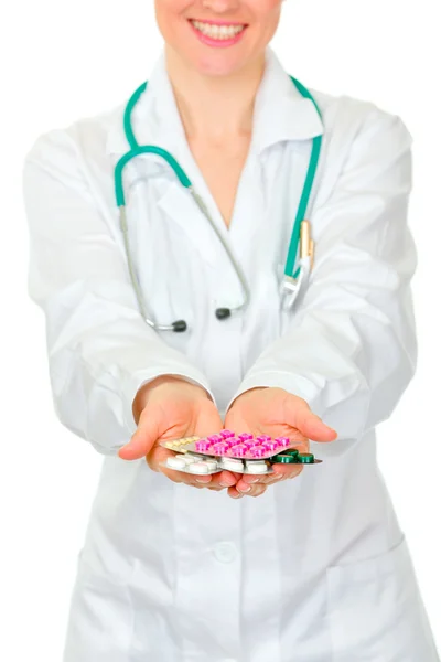 Primer plano de las píldoras en manos de médico mujer — Foto de Stock