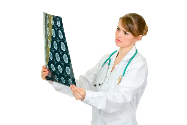 断層レントゲン写真撮影を手で押し集中医療医師の女性 — ストック写真