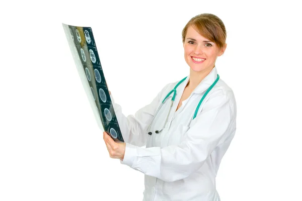Médica sorrindo médico segurando pacientes roentgen — Fotografia de Stock