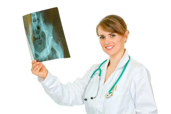 Sonriente médico femenino analizando pacientes roentgen — Foto de Stock
