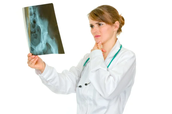Skoncentrowany kobiece kobieta lekarz analizy pacjentów rentgen — Zdjęcie stockowe