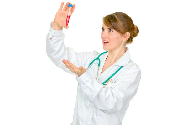 Lékař žena spokojen s výsledkem experimentu — Stock fotografie