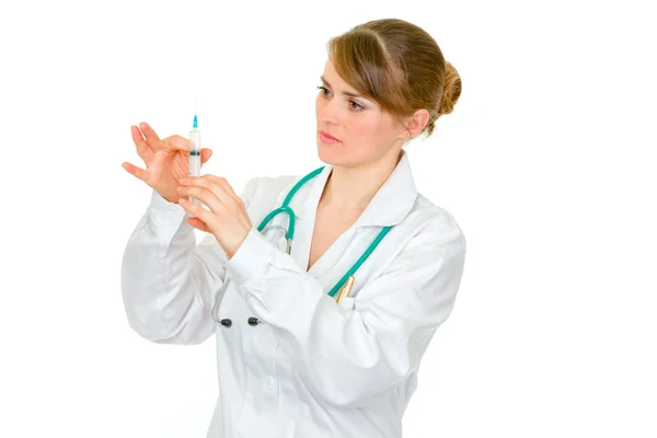 Skoncentrowany kobieta lekarz przygotowuje się zaszczepić — Zdjęcie stockowe