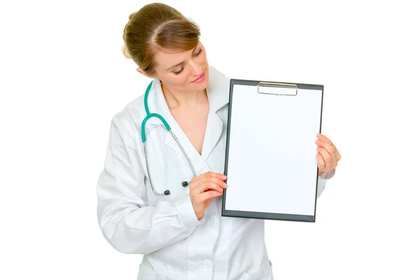 Medical female doctor showing blank clipboard — Stock Photo, Image