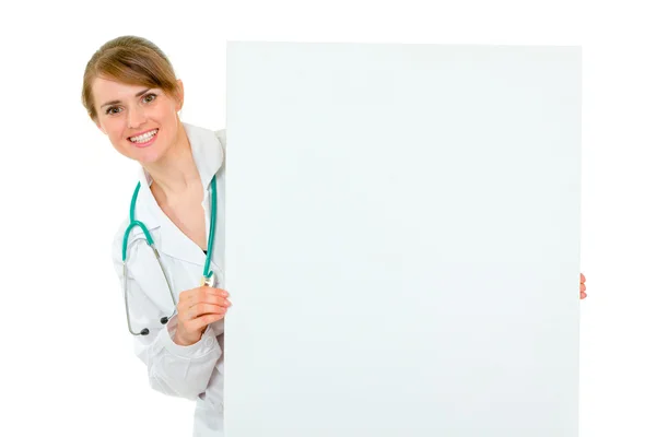 빈 빌보드를 들고 웃는 의사 여자 — 스톡 사진