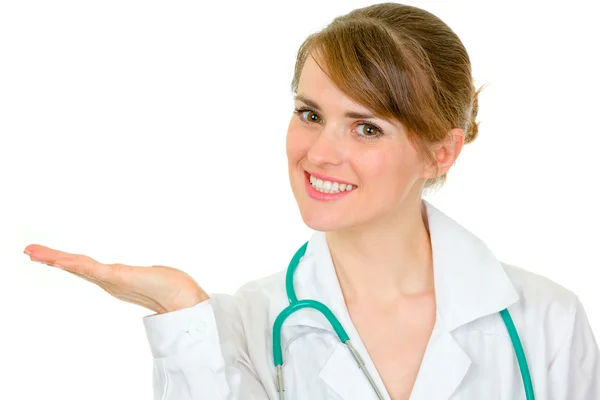 Leende läkare kvinna presentera något tomt å — Stockfoto