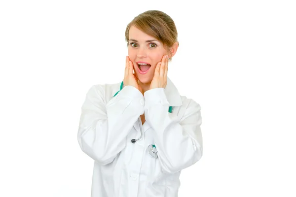 Mujer médica sorprendida sosteniendo sus manos cerca de la cara —  Fotos de Stock