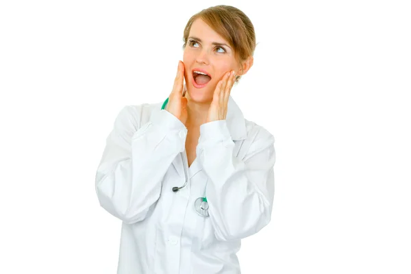 Surprised medical doctor woman looking in corner at copy space — Stock Photo, Image