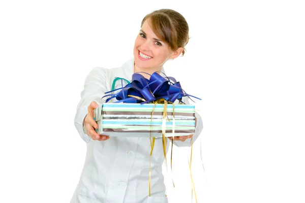 Leende kvinna läkare håller gåva i händer — Stockfoto