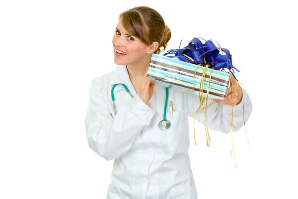 Заинтересованная женщина-врач держит в руках — стоковое фото