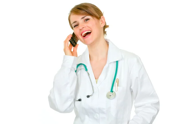Sorridente medico medico femminile telefono parlante — Foto Stock