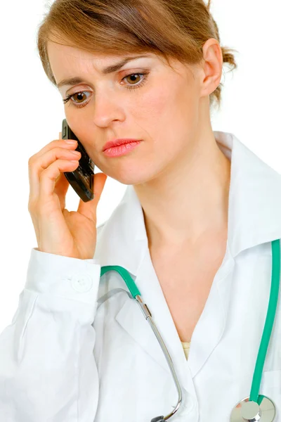 Orolig kvinnliga läkare talar i mobiltelefon — Stockfoto