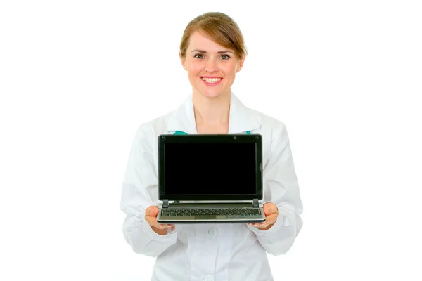 Sonriente médico mujer mostrando ordenadores portátiles pantalla en blanco —  Fotos de Stock