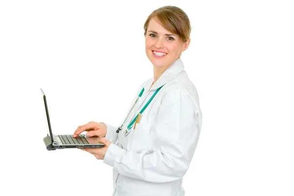 Médica sorridente usando laptop — Fotografia de Stock