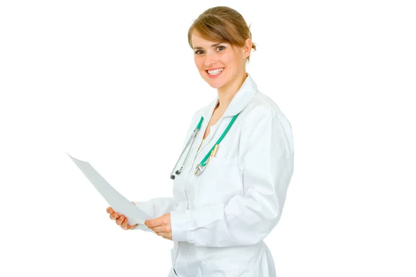 Glimlachend arts vrouw bedrijf document in handen — Stockfoto