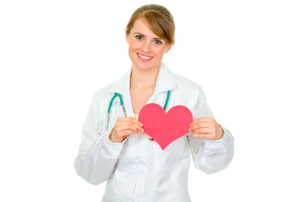 紙のハートを持った医師女性の笑みを浮かべてください。 — ストック写真