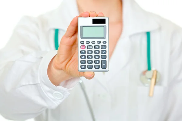 Medico medico donna in possesso di calcolatrice con schermo bianco. Primo piano — Foto Stock