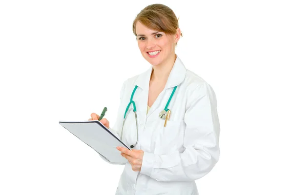 노트북에 메모를 만들고 웃는 여성 의사 — 스톡 사진