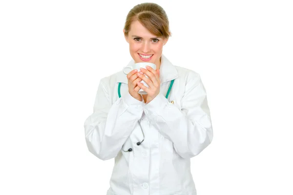 微笑的医生女士拿在手中的杯子 — 图库照片