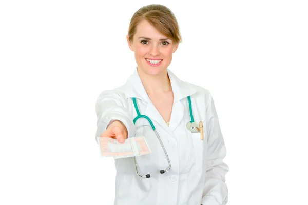 Улыбающаяся медицинская женщина-врач держит в руках рецепт на лекарства — стоковое фото