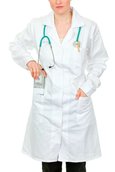 Lekarz oddanie pieniędzy w kieszeni szaty. szczelnie-do góry. — Zdjęcie stockowe