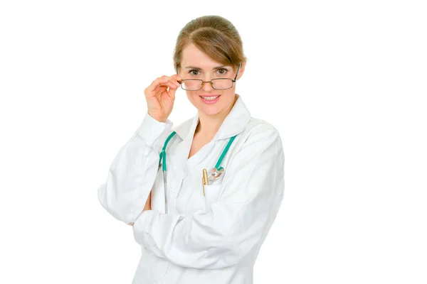 स्माइलिंग मेडिकल डॉक्टर महिला के साथ चश्मा दिलचस्पी से आपको देख रहा है — स्टॉक फ़ोटो, इमेज