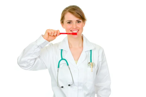 Médico médico mujer con cepillo de dientes que muestra cómo limpiar los dientes —  Fotos de Stock